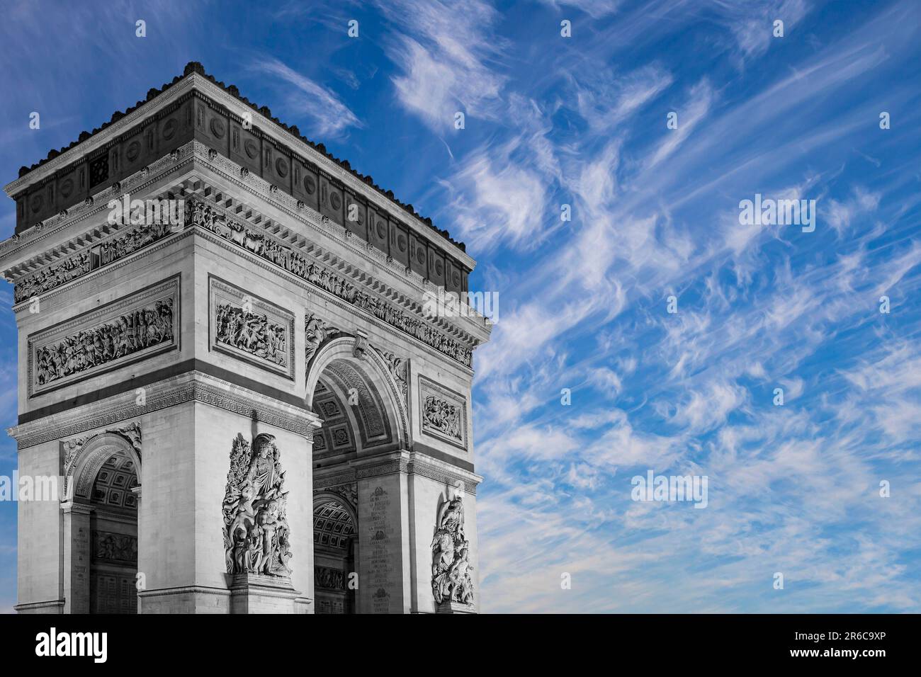 Arc de Triomphe (sur fond de ciel avec nuages), Paris, France. Les murs ...