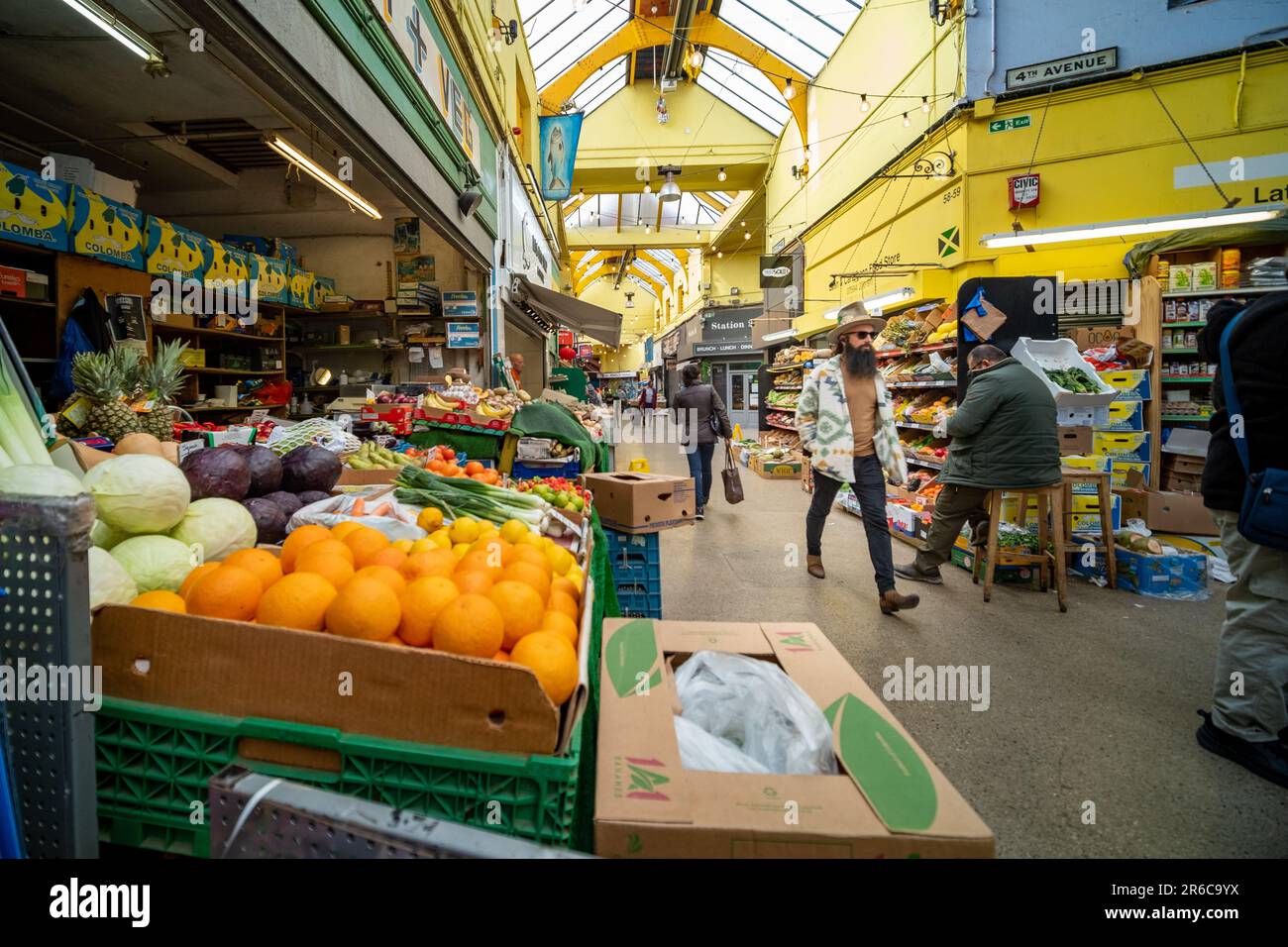 Londres - 2023 mars : le village de Brixton, qui fait partie du marché de Brixton, une salle intérieure de stands de nourriture, de bars et de boutiques d'habitants multiculturels Banque D'Images
