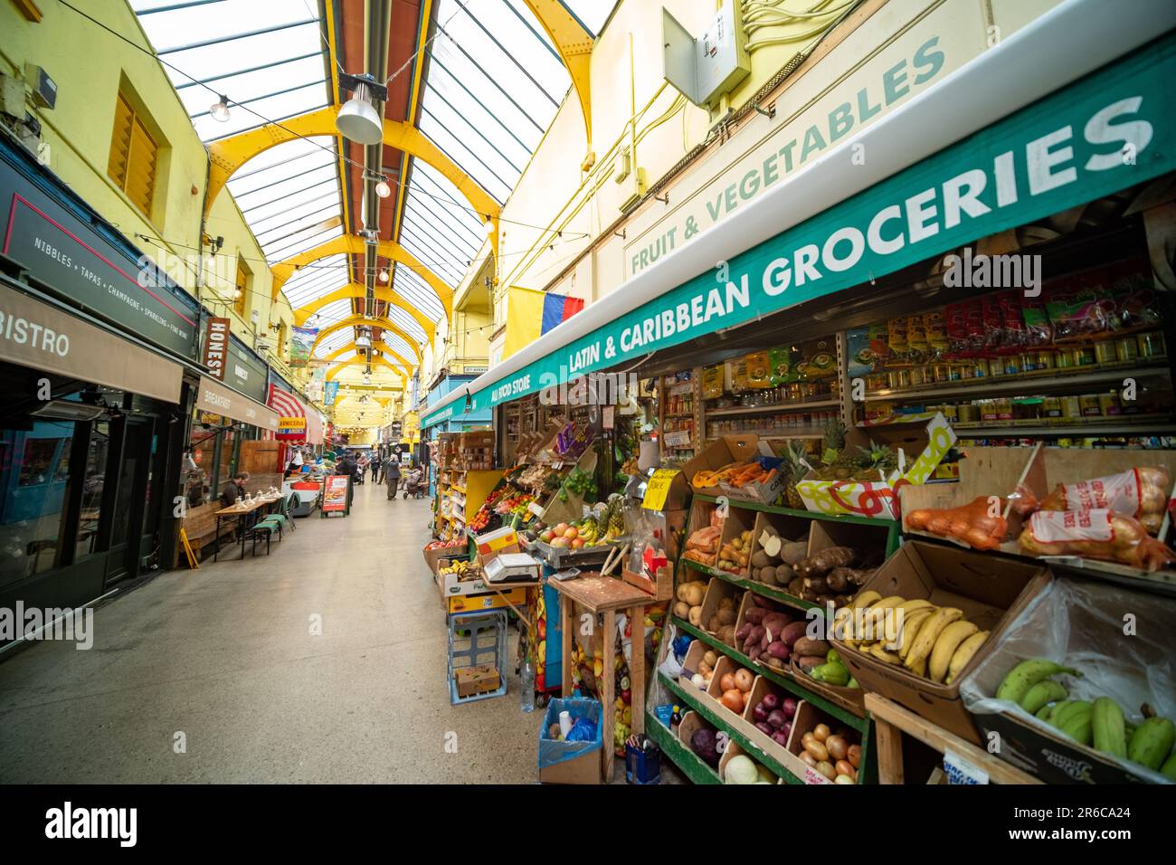 Londres - 2023 mars : le village de Brixton, qui fait partie du marché de Brixton, une salle intérieure de stands de nourriture, de bars et de boutiques d'habitants multiculturels Banque D'Images