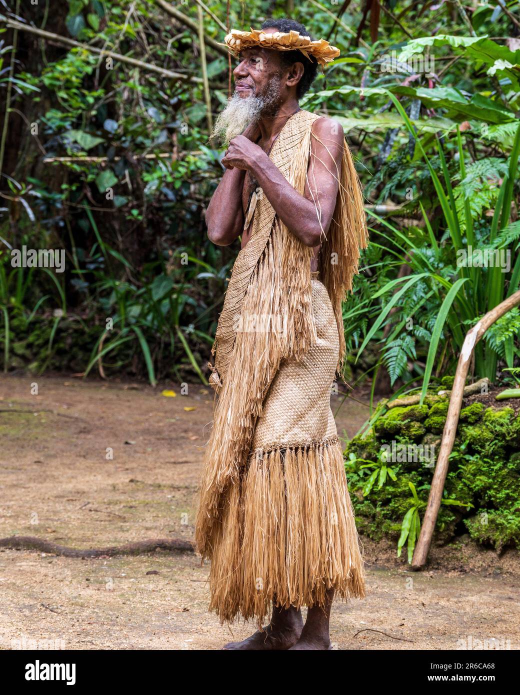 Vanuatu--15 février 2023. Une photo du chef du village en train d'observer une foule de touristes en attente. Banque D'Images
