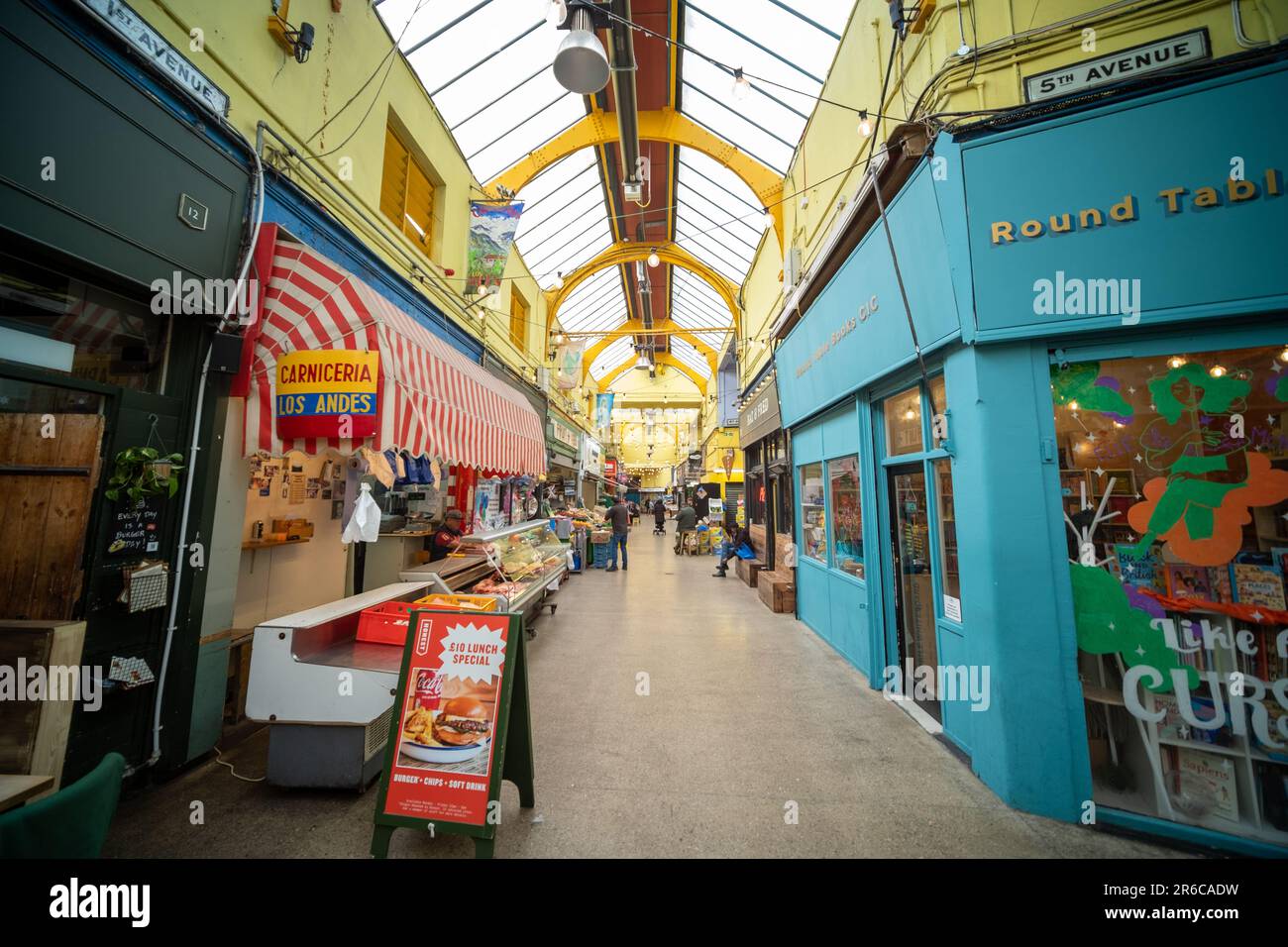 Londres - 2023 mars : le village de Brixton, qui fait partie du marché de Brixton, une salle intérieure de stands de nourriture, de bars et de boutiques d'habitants multiculturels Banque D'Images
