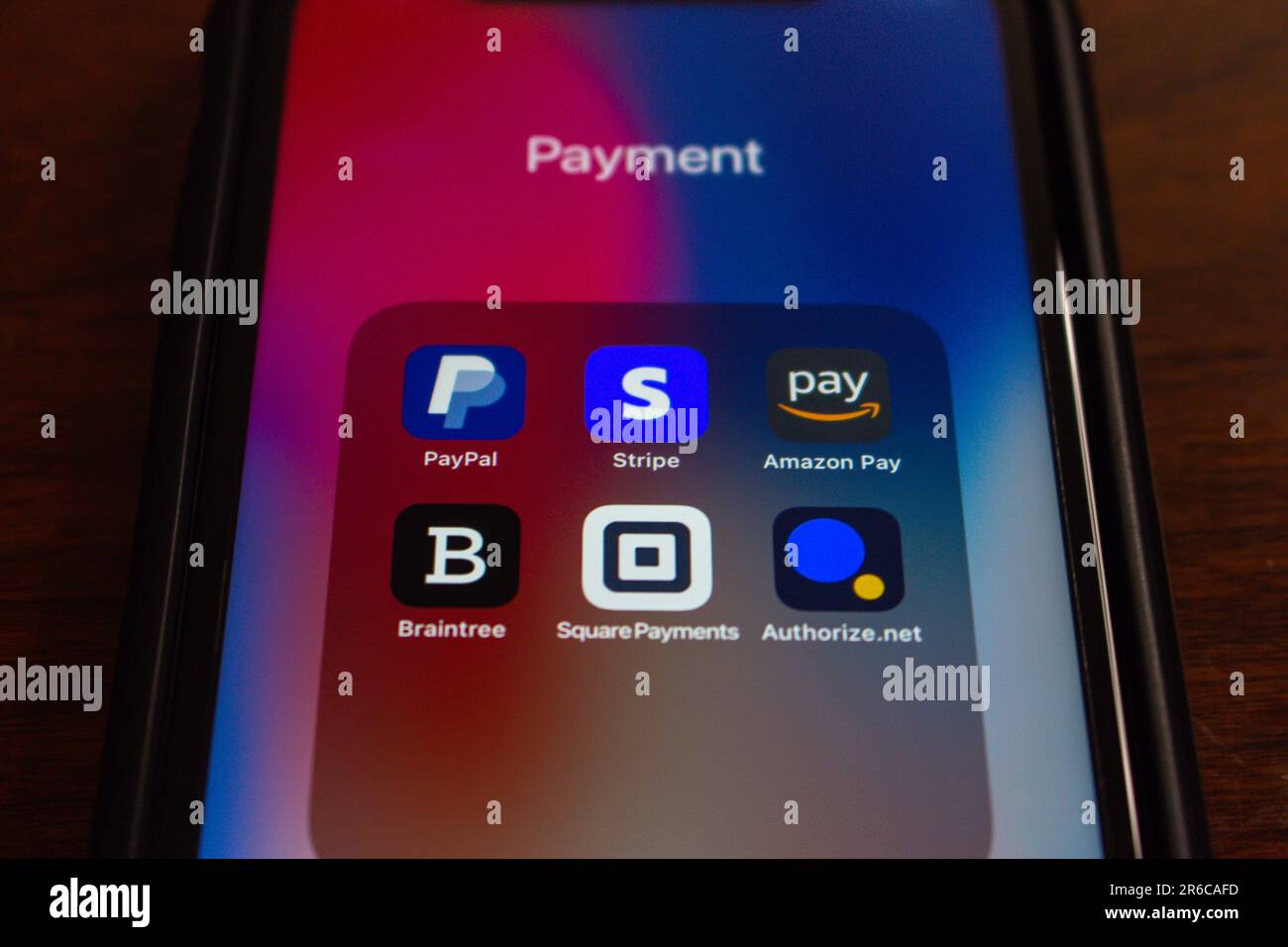 PayPal, Stripe Dashboard, Amazon Pay, Braintree, Square Payments et Authorize.net icônes visibles sur iPhone. Paiement populaire, concept de plates-formes de paiement Banque D'Images