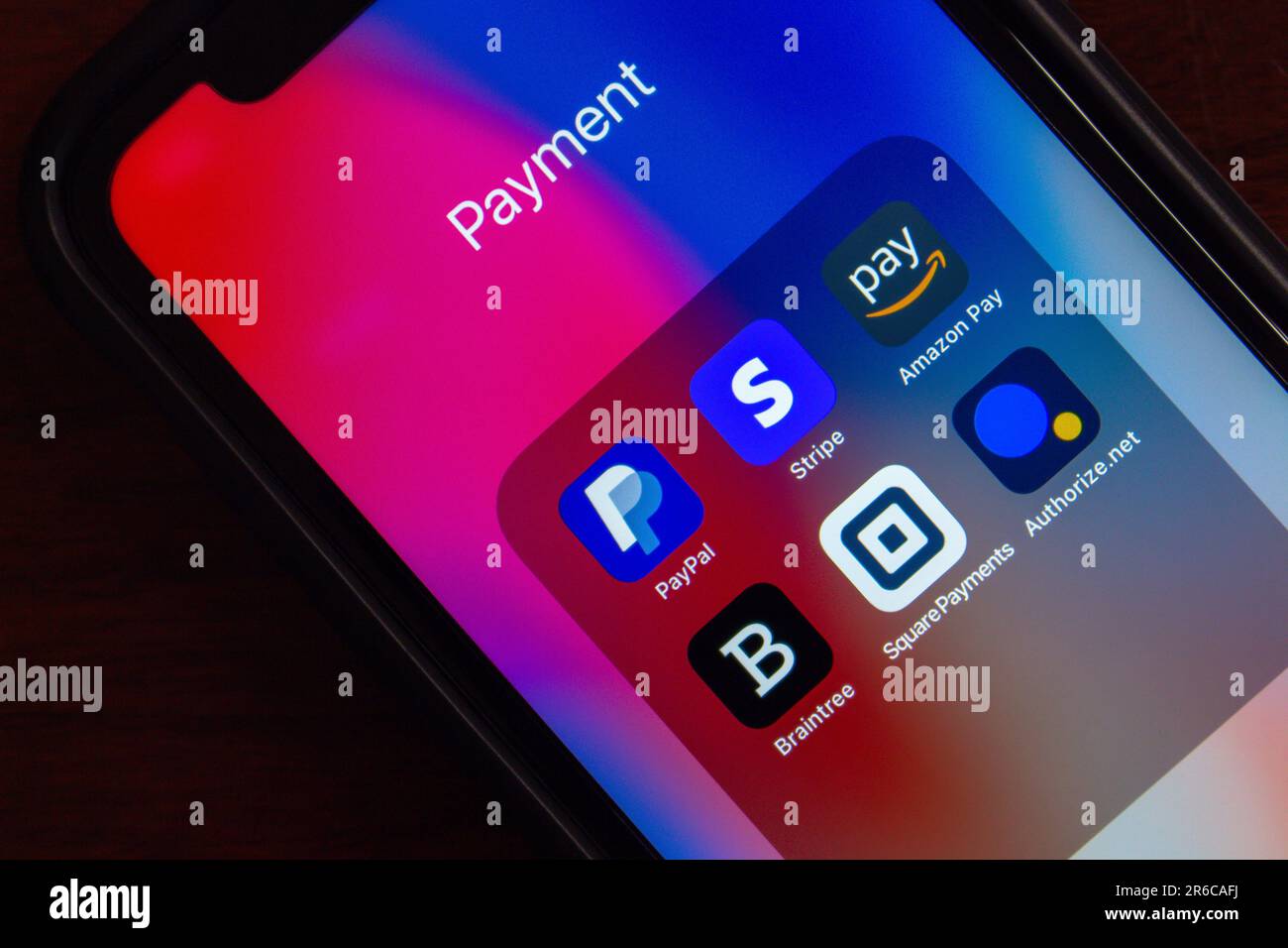 PayPal, Stripe Dashboard, Amazon Pay, Braintree, Square Payments et Authorize.net icônes visibles sur iPhone. Paiement populaire, concept de plates-formes de paiement Banque D'Images