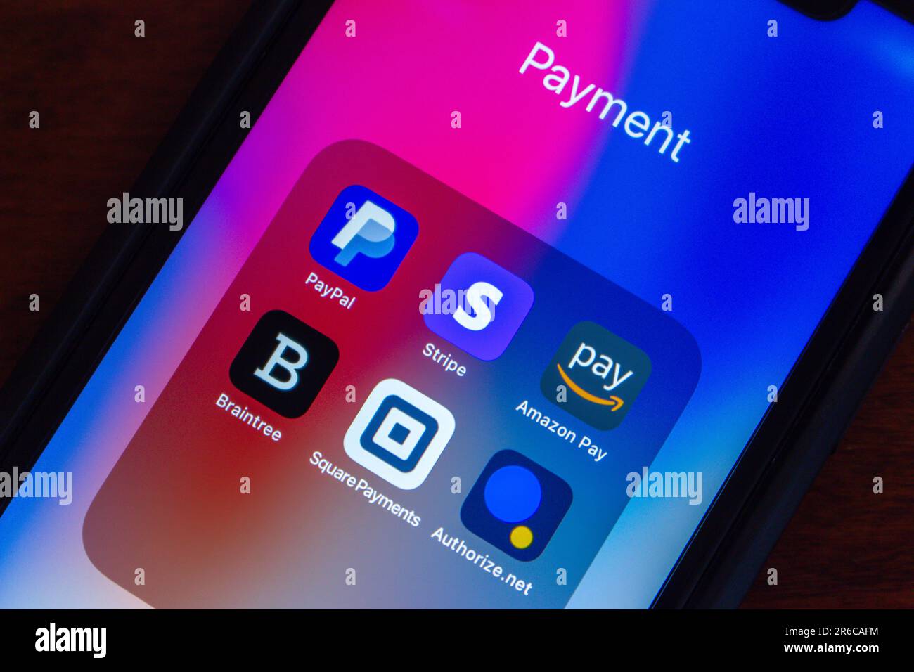PayPal, Stripe Dashboard, Amazon Pay, Braintree, Square Payments et Authorize.net icônes visibles sur iPhone. Paiement populaire, concept de plates-formes de paiement Banque D'Images