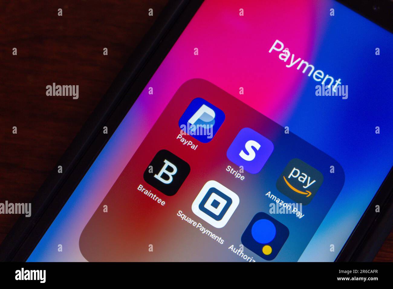 PayPal, Stripe Dashboard, Amazon Pay, Braintree, Square Payments et Authorize.net icônes visibles sur iPhone. Paiement populaire, concept de plates-formes de paiement Banque D'Images