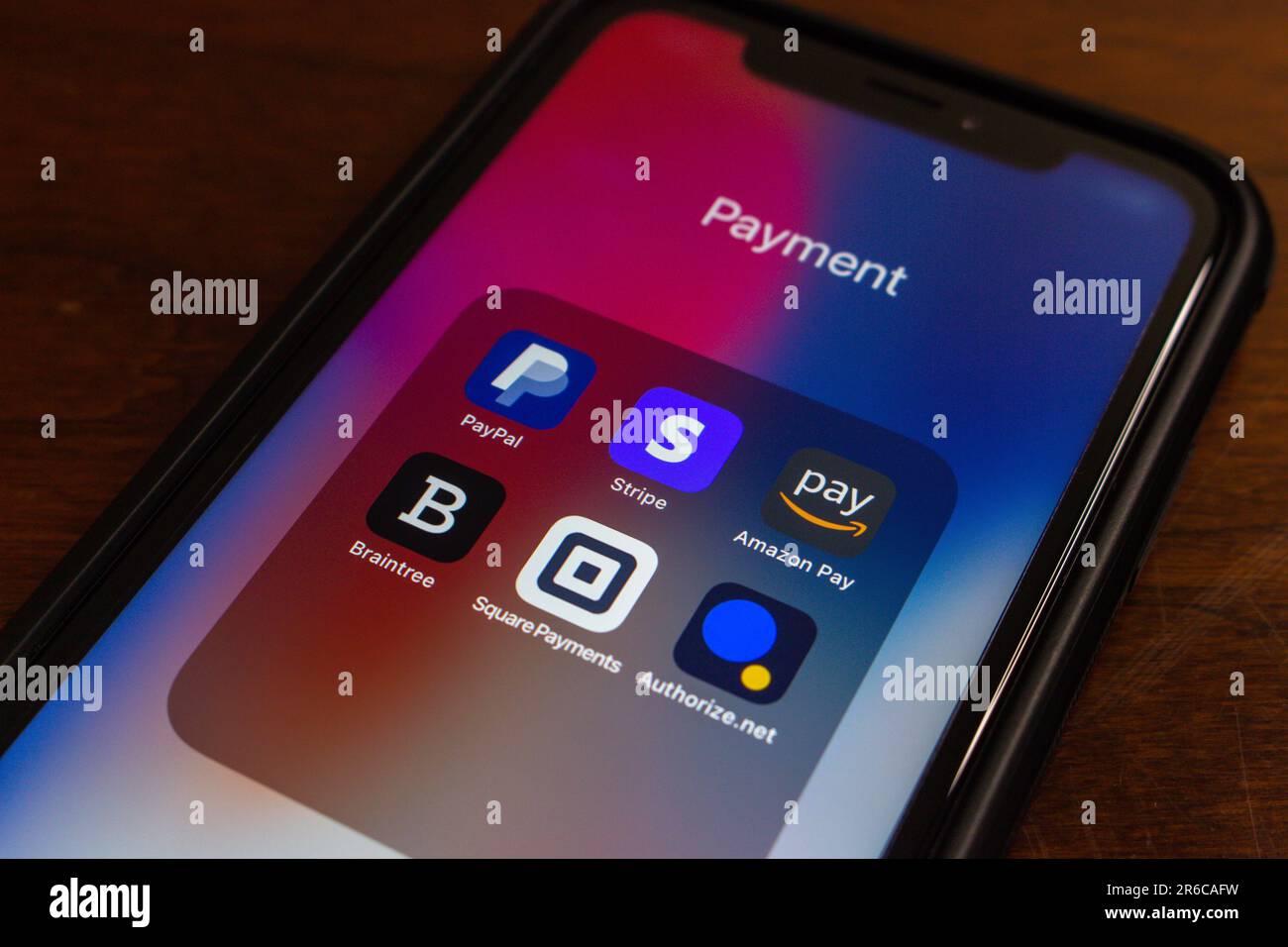 PayPal, Stripe Dashboard, Amazon Pay, Braintree, Square Payments et Authorize.net icônes visibles sur iPhone. Paiement populaire, concept de plates-formes de paiement Banque D'Images