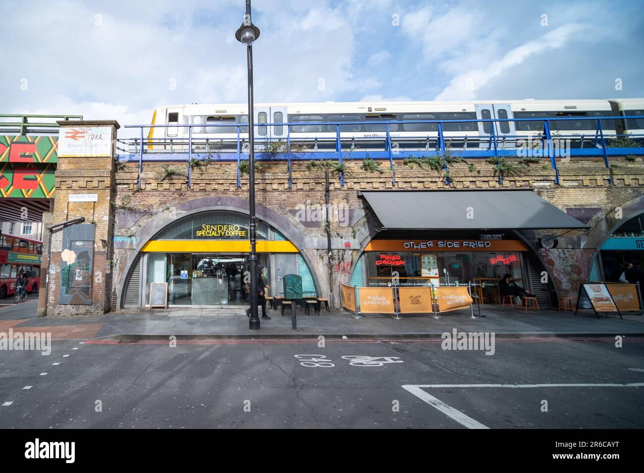 LONDRES, LE 2023 MARS : scène de rue Brixton à l'extérieur de la station de métro de Londres. Un quartier animé du sud-ouest de Londres Banque D'Images