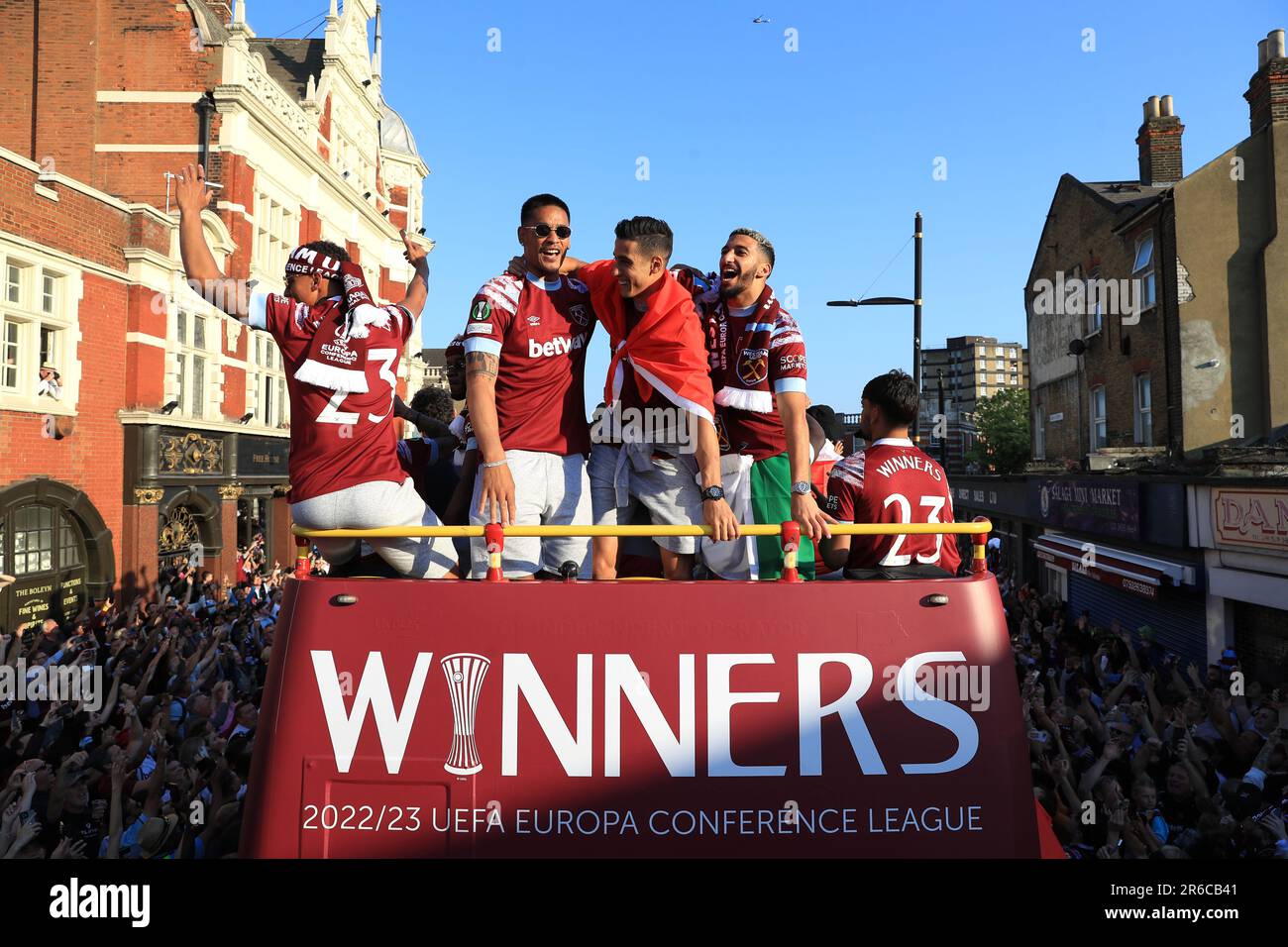 Les joueurs de West Ham United défilent à Stratford, Londres, après la victoire de mercredi 2-1 sur Fiorentina dans la finale de la Ligue de conférence Europa et ont terminé leur attente de 43 ans pour un trophée. Date de la photo: Jeudi 8 juin 2023. Banque D'Images