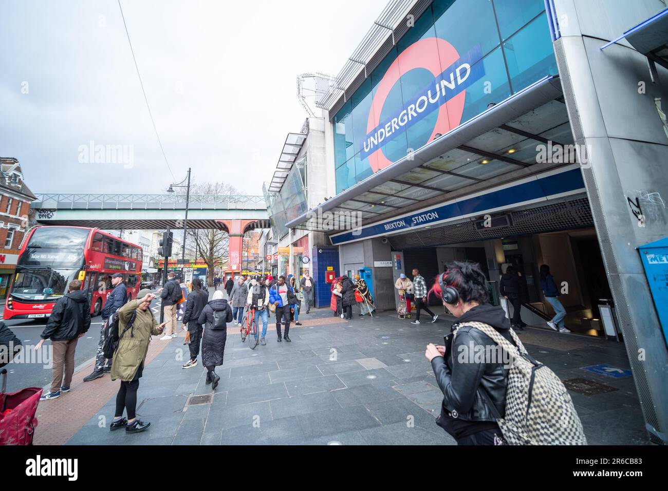LONDRES, LE 2023 MARS : scène de rue Brixton à l'extérieur de la station de métro de Londres. Un quartier animé du sud-ouest de Londres Banque D'Images