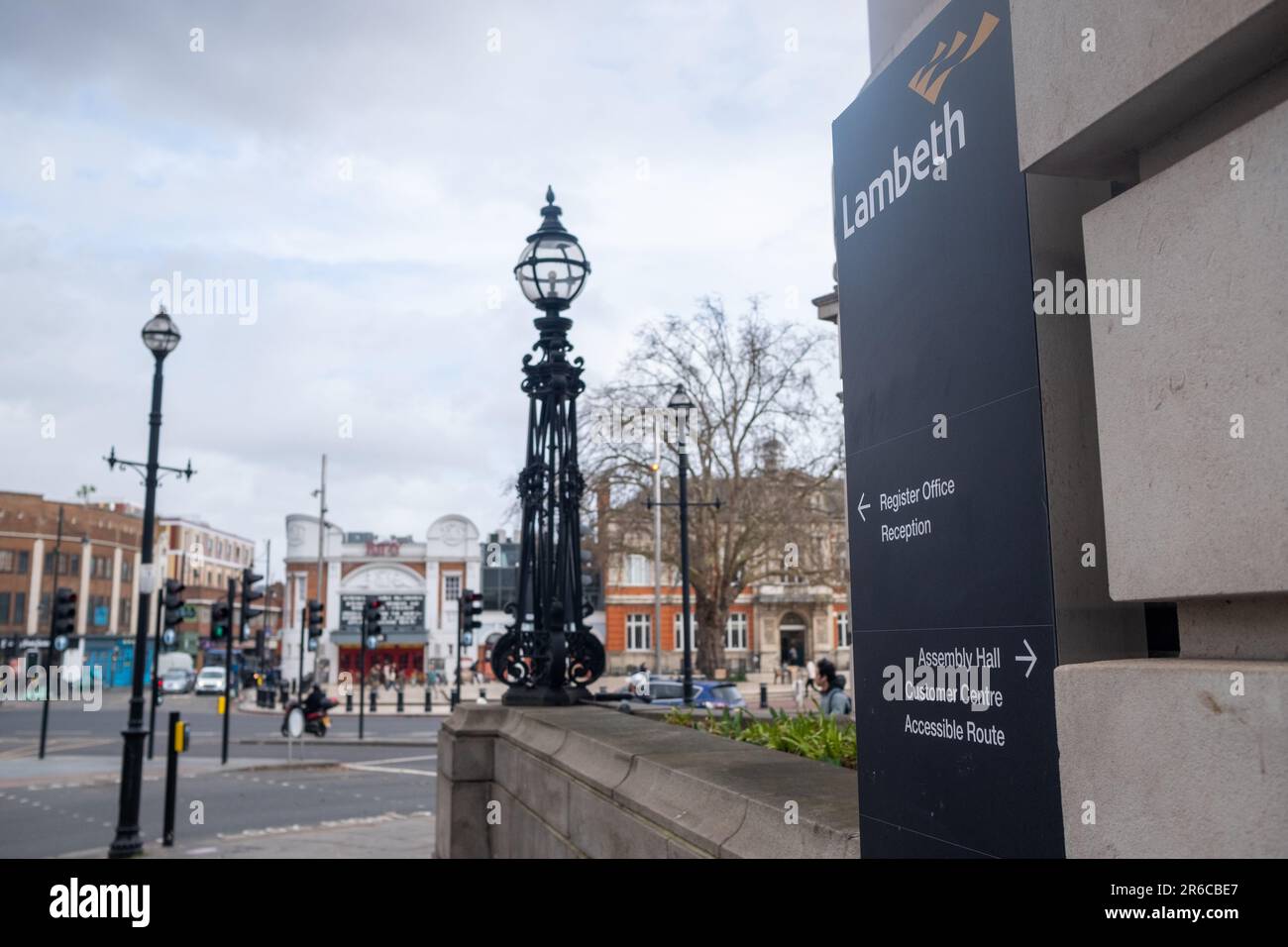 LONDRES, MARS 2023 : enseigne et logo du conseil municipal de Lambeth London à l'extérieur de l'hôtel de ville de Brixton, dans le sud-ouest de Londres Banque D'Images