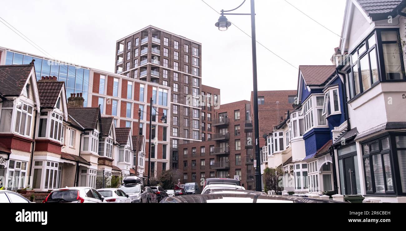 LONDRES, MARS 2023 : anciens et nouveaux bâtiments résidentiels dans le centre de Brixton, au sud de Londres Banque D'Images