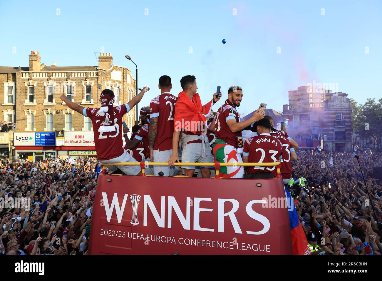 Les joueurs de West Ham United défilent à Stratford, Londres, après la victoire de mercredi 2-1 sur Fiorentina dans la finale de la Ligue de conférence Europa et ont terminé leur attente de 43 ans pour un trophée. Date de la photo: Jeudi 8 juin 2023. Banque D'Images