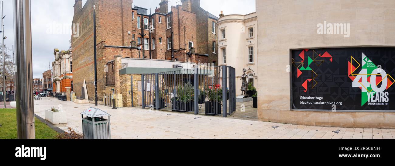 Brixton, Londres- Mars 2023: Centre des Archives culturelles noires à Windrush Square Banque D'Images