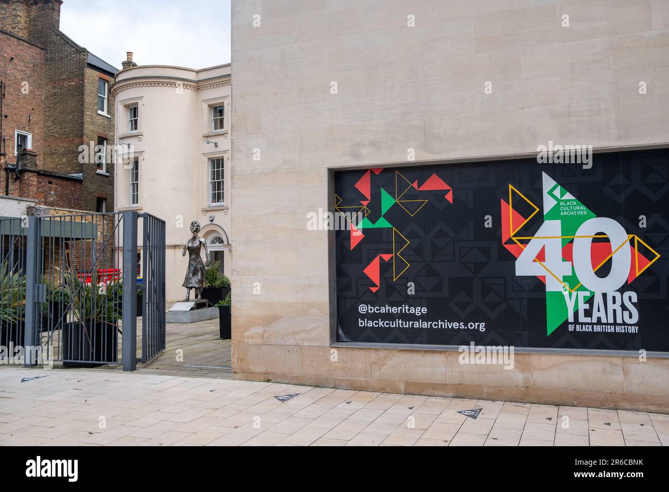 Brixton, Londres- Mars 2023: Centre des Archives culturelles noires à Windrush Square Banque D'Images