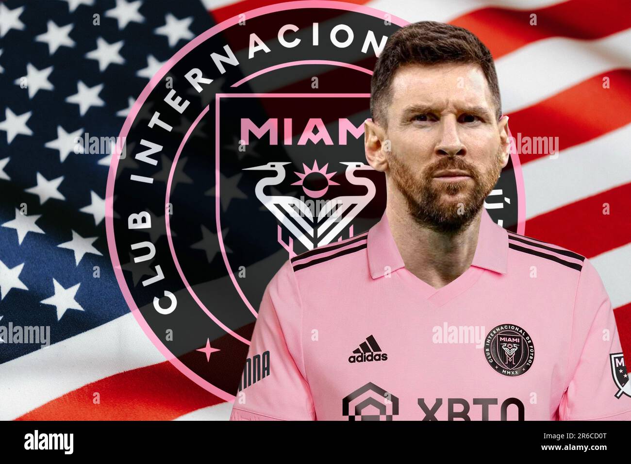 Lionel Messi avec le maillot Inter Miami, le bouclier de l'équipe et le drapeau des États-Unis Banque D'Images