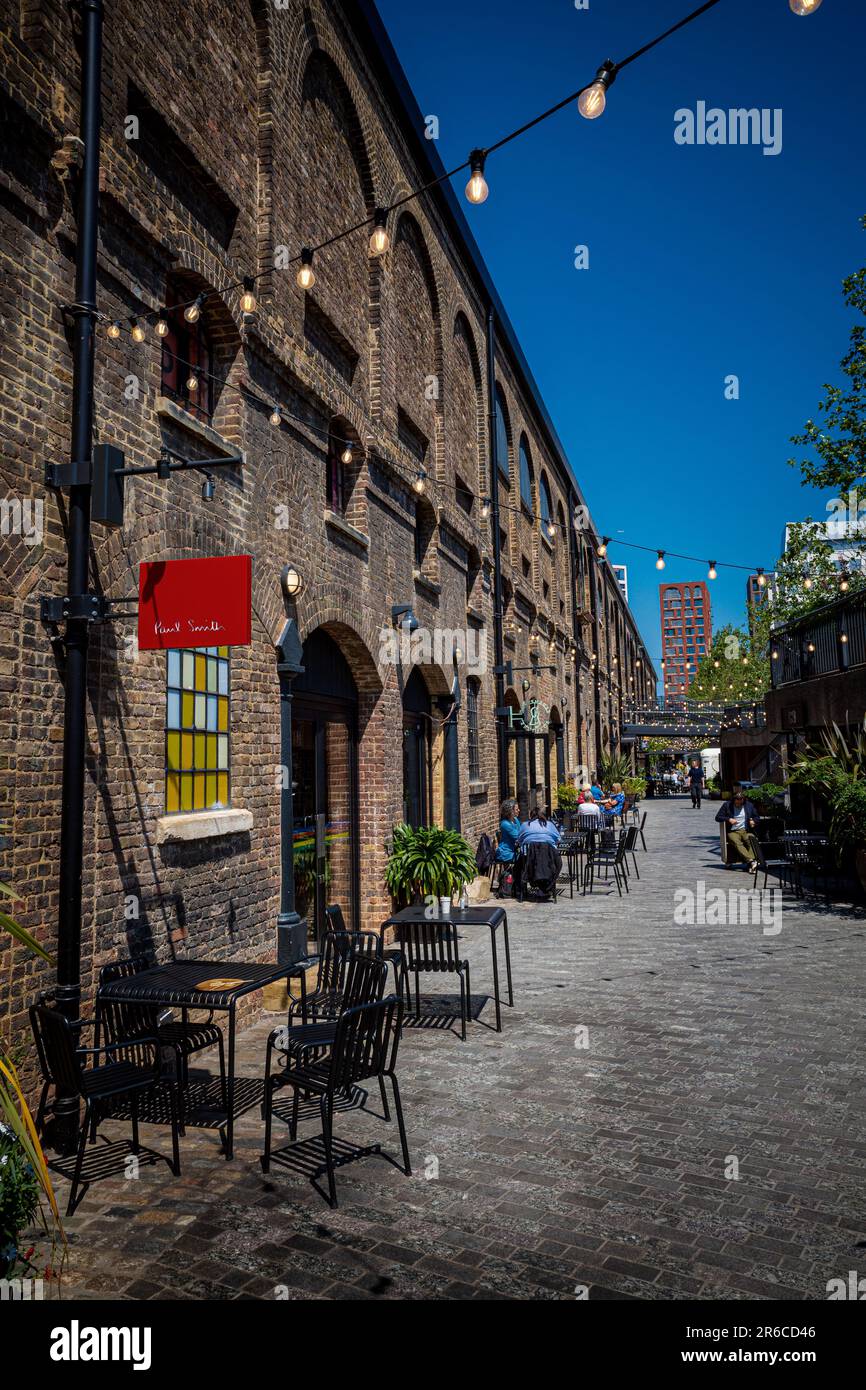 Coal Drops Yard Kings Cross London - cafés et boutiques au niveau inférieur du Coal Drops Yard Development dans la région de Kings Cross Londres. Banque D'Images