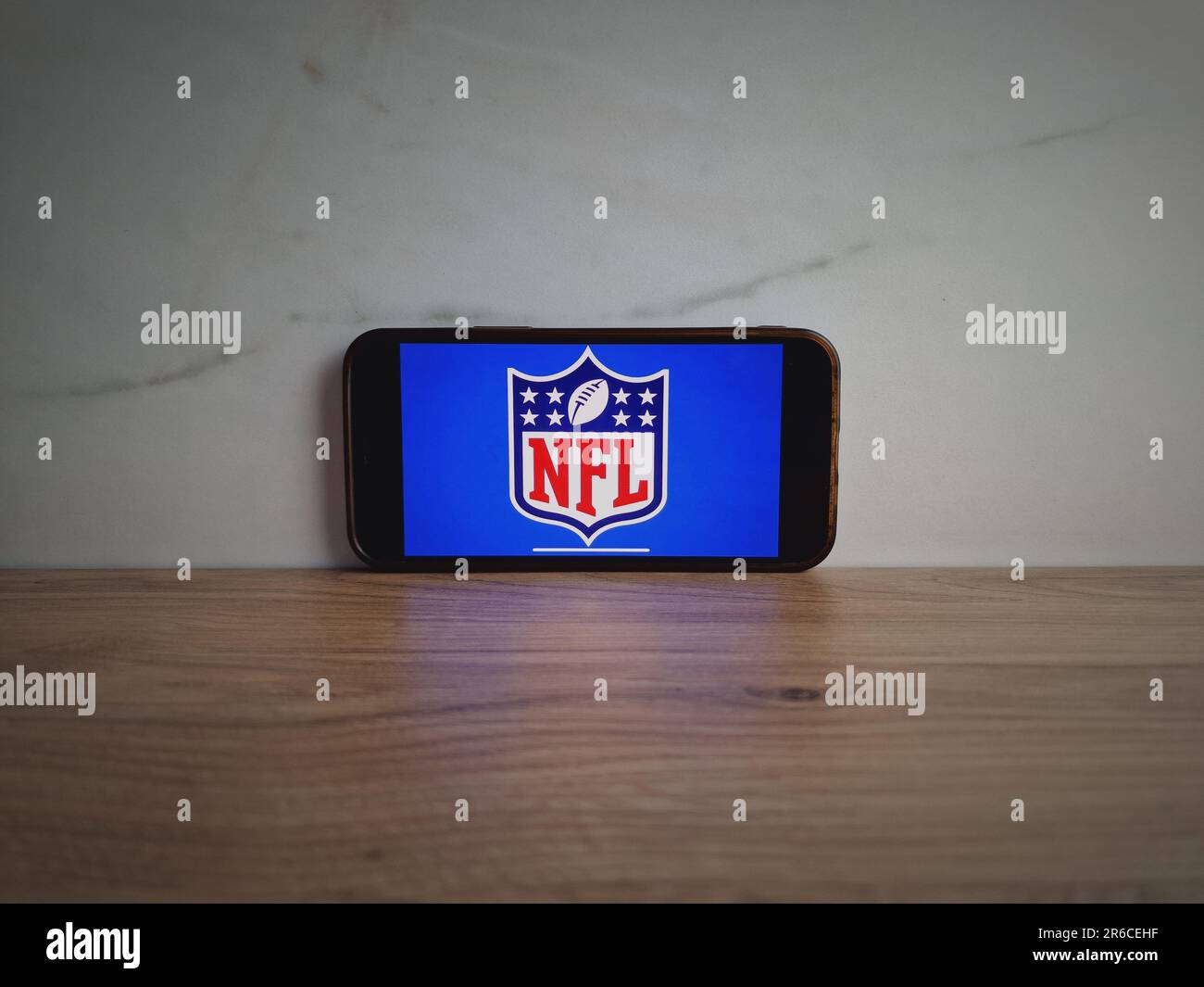 KONSKIE, Pologne - 08 juin 2023 : logo de la Ligue nationale de football de la NFL affiché sur l'écran du téléphone portable Banque D'Images