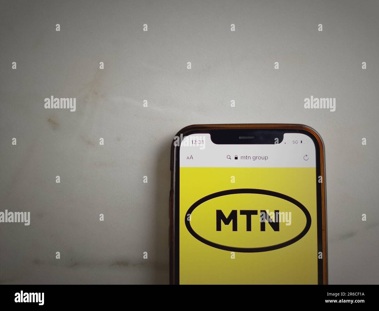 KONSKIE, Pologne - 08 juin 2023 : logo de l'opérateur mobile sud-africain du Groupe MTN affiché sur l'écran du téléphone mobile Banque D'Images