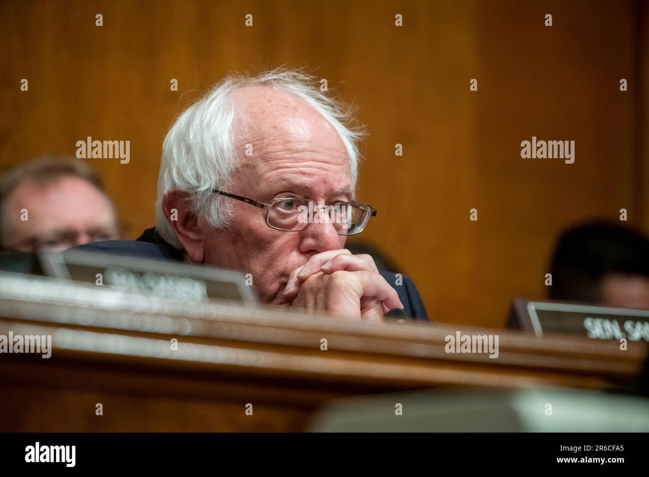 Washington, États-Unis d'Amérique. 08th juin 2023. Le sénateur américain Bernie Sanders (indépendant du Vermont), président du comité du Sénat américain Santé, éducation, travail et pensions (HELP) préside un comité du Sénat sur la santé, l'éducation, le travail, Et l'audition sur les pensions pour examiner la crise de la santé mentale chez les jeunes américains, en se concentrant sur les causes et les solutions, dans l'immeuble du bureau du Sénat Dirksen à Washington, DC, jeudi, 8 juin 2023. Crédit: Rod Lamkey/CNP/Sipa USA crédit: SIPA USA/Alay Live News Banque D'Images