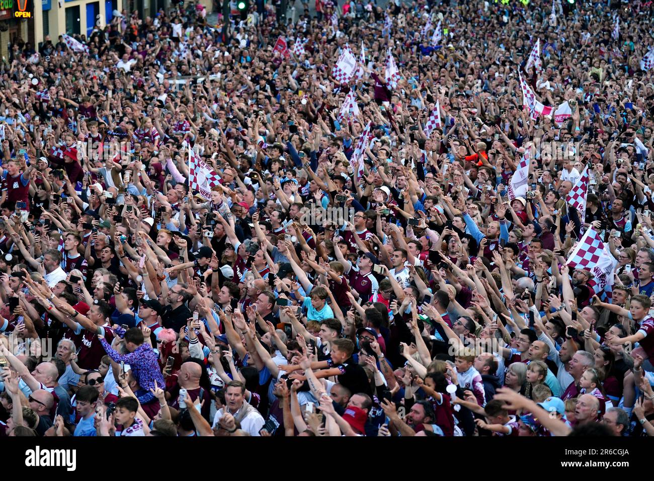 Les fans de West Ham United célèbrent à l'Old Town Hall de Stratford, Londres, après la victoire de mercredi 2-1 sur Fiorentina lors de la finale de la Ligue de conférence Europa et ont terminé leur attente de 43 ans pour un trophée. Date de la photo: Jeudi 8 juin 2023. Banque D'Images