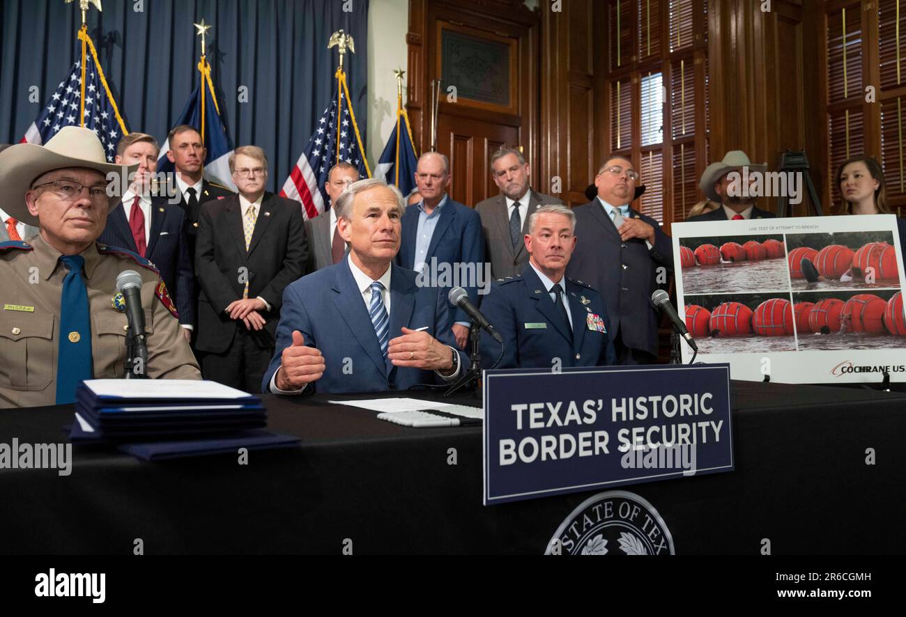 Austin, Texas, États-Unis. 8th juin 2023. Le gouverneur républicain du Texas GREG ABBOTT signe plusieurs projets de loi visant à renforcer la sécurité frontalière du Texas, notamment le déploiement d'une barrière flottante de 1000 pieds au milieu du Rio Grande où des groupes de migrants tentent de traverser. À gauche se trouve STEVE MCCRAW, directeur de la sécurité publique du Texas, à droite, le général de division THOMAS SUELZER du département militaire du Texas. (Credit image: © Bob Daemmrich/ZUMA Press Wire) USAGE ÉDITORIAL SEULEMENT! Non destiné À un usage commercial ! Banque D'Images