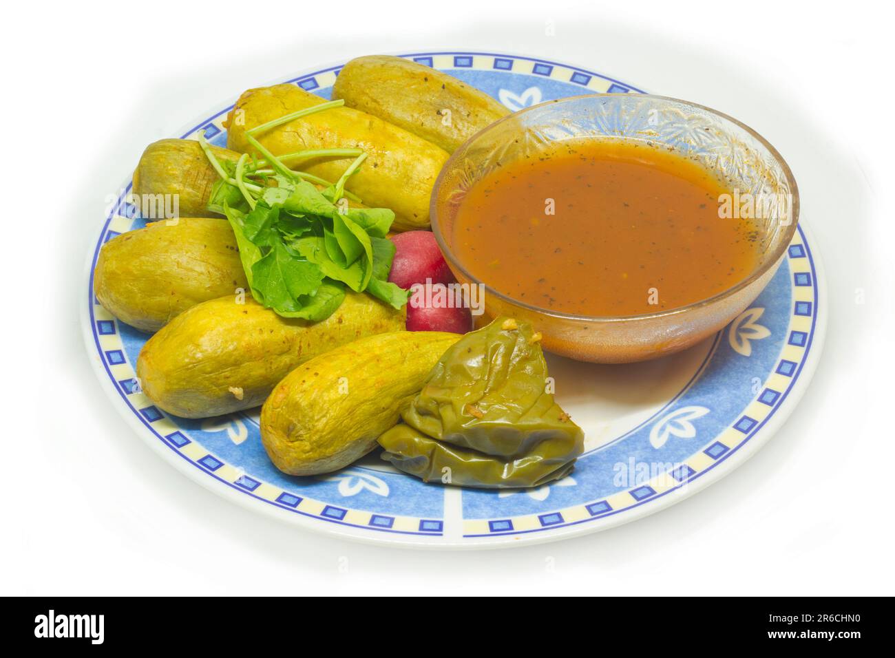 Un plat de courgettes farcies isolées sur fond blanc. Banque D'Images