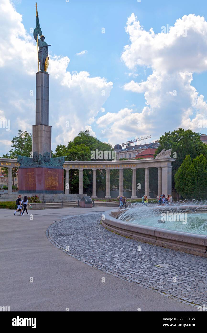 Vienne, Autriche - 17 juin 2018 : le monument des héros de l'Armée rouge en face de la fontaine appelée 'Hochstrahlbrunnen' Banque D'Images