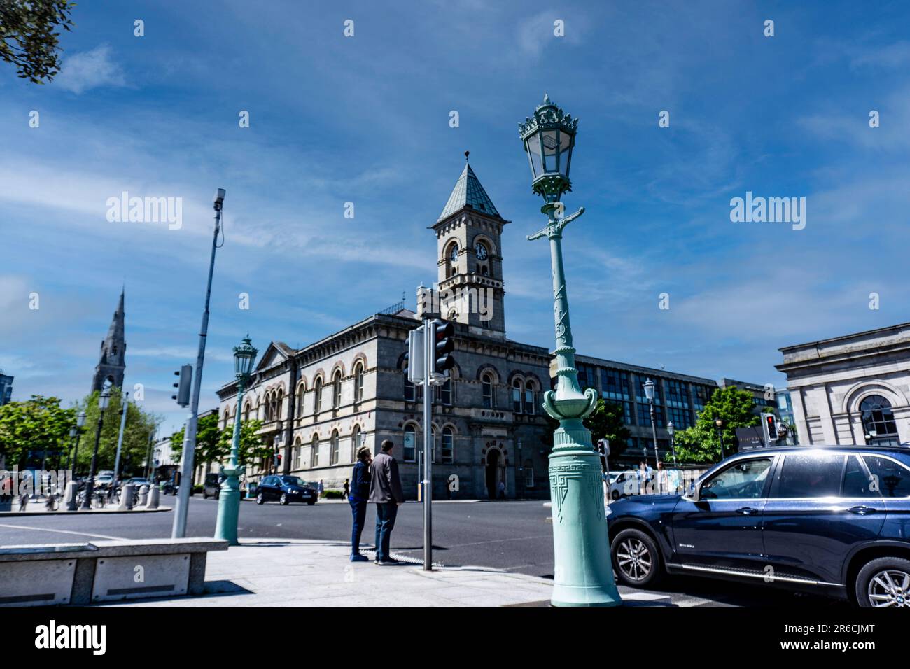 Vue sur l'ancien hôtel de ville de Dun Laoghaire à l'intersection de Marine Road et Queens Road, Dun Laoghaire, Dublin, Irlande. Banque D'Images