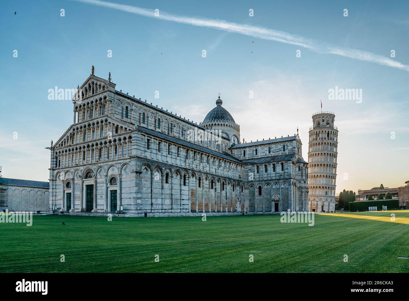 Pise,Italie-13 mai,2022. Lever du soleil à la célèbre tour penchée, clocher indépendant de la cathédrale de Pise et Baptistère.Architecture italienne.site de l'UNESCO. Banque D'Images