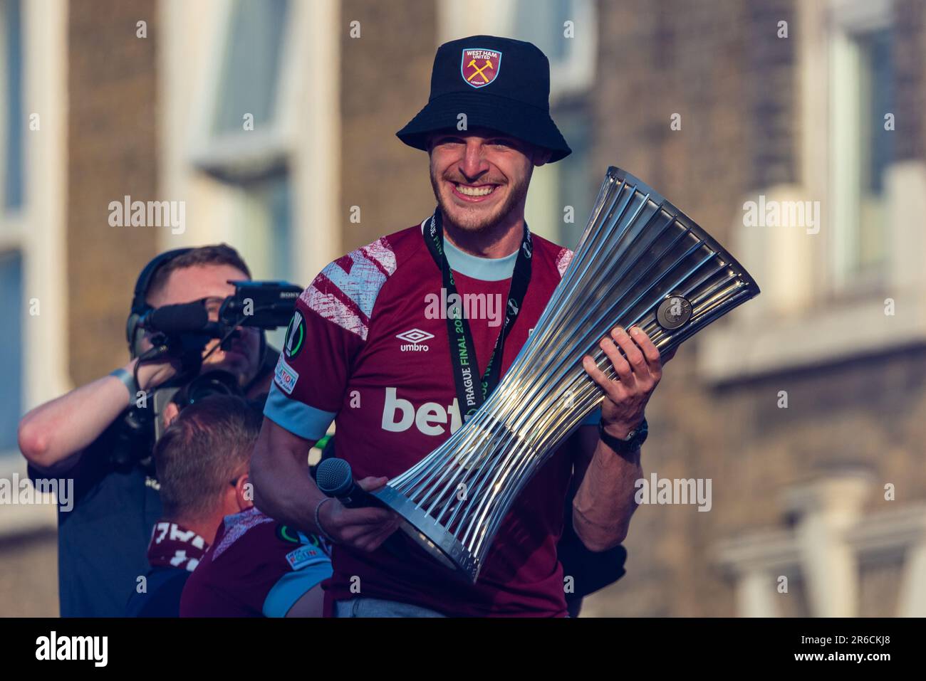 Newham, Londres, Royaume-Uni. 8th juin 2023. Les joueurs et le personnel du West Ham United football Club ont célébré la victoire du trophée UEFA Europa Conference League avec un défilé de victoire en bus à haut ouvert à travers le quartier, de la statue des champions près de l'ancien stade Boleyn Ground de l'équipe. Le capitaine du Club Declan Rice et le trophée des gagnants Banque D'Images