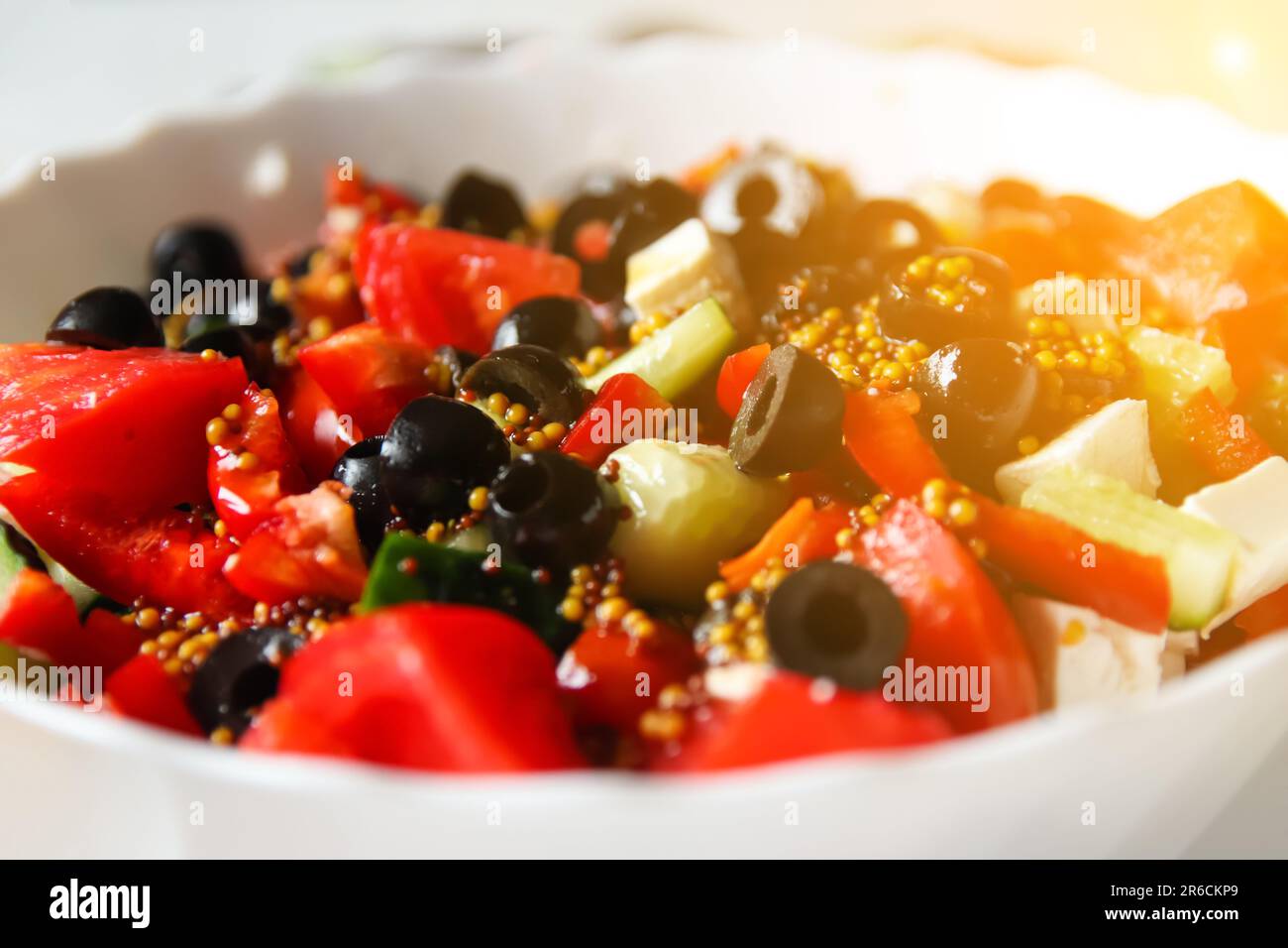 gros plan d'une salade grecque classique. Fait de tomates juteuses, de concombres croquants, de poivron rouge, d'oignon et orné d'olives, d'origan et de feta Banque D'Images