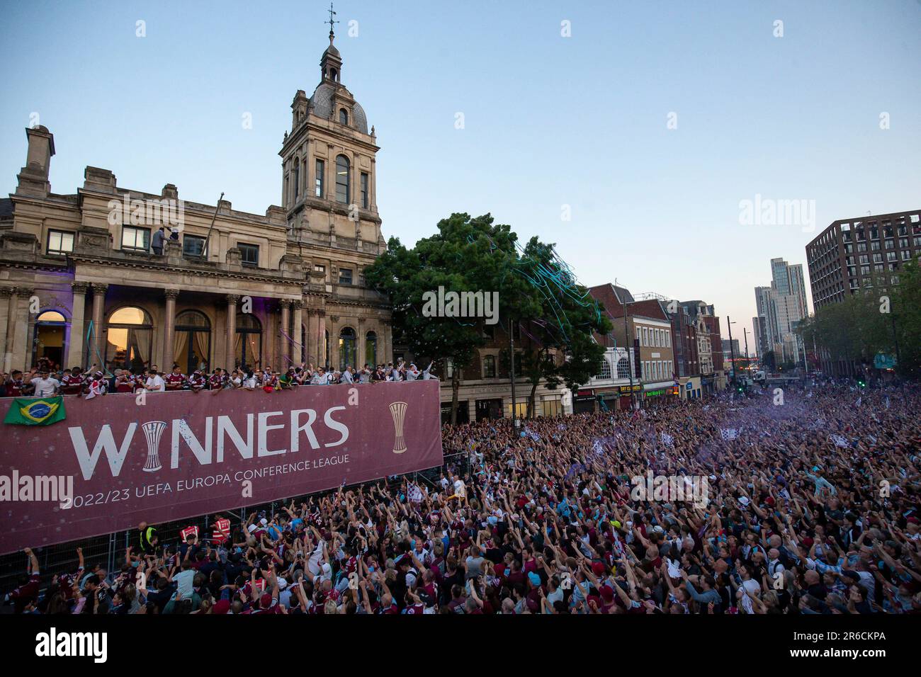 Londres, Royaume-Uni. 08th juin 2023. Un aperçu général lors de la parade du trophée Ham-Ouest après leur victoire finale de la Ligue de la Conférence européenne de l'UEFA à Stratford sur 8 juin 2023 à Londres, au Royaume-Uni. (Photo de Daniel Chesterton/phcimages.com) Credit: PHC Images/Alamy Live News Banque D'Images