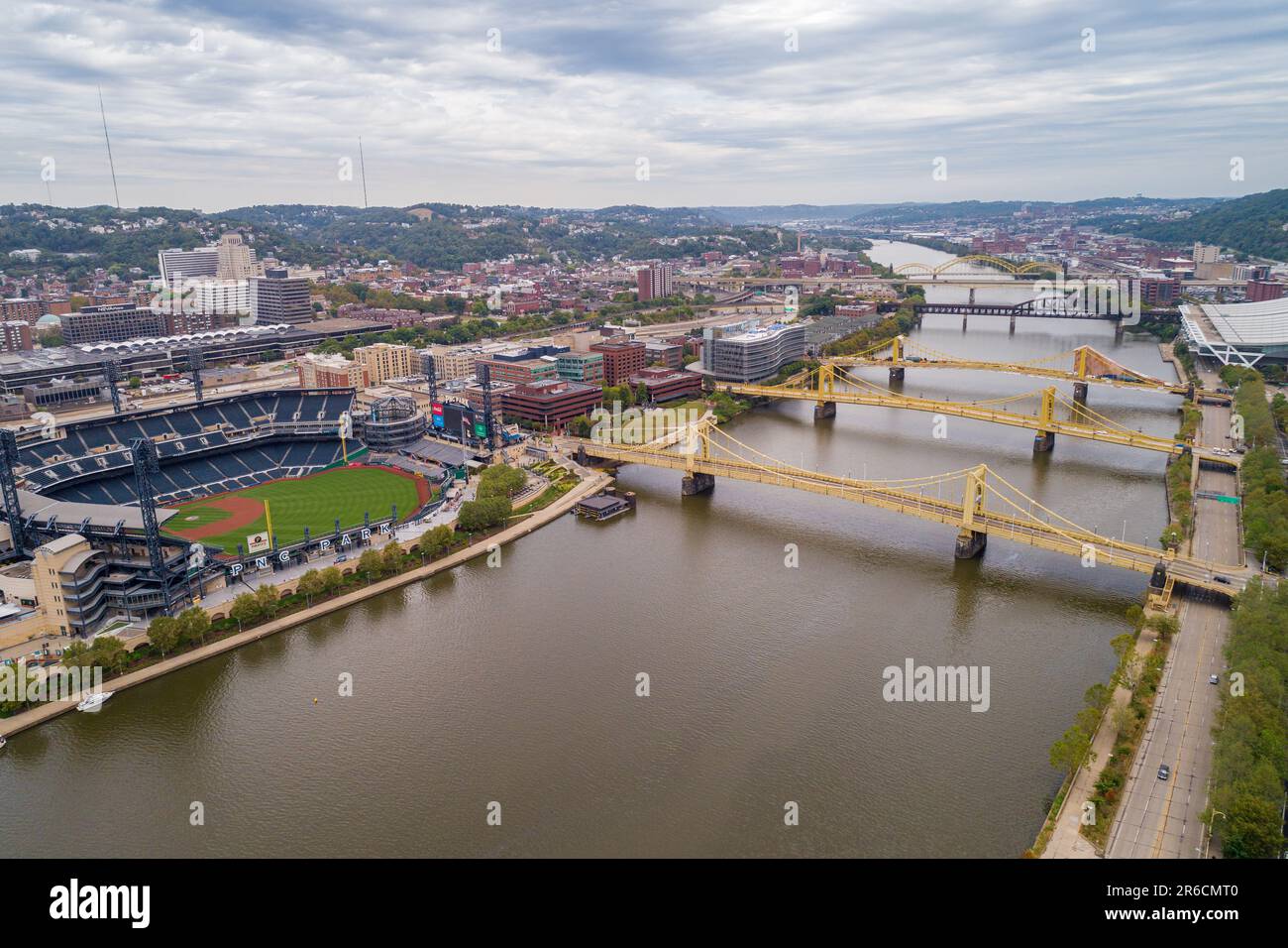 Allegheny River et PNC Park à Pittsburgh, Pennsylvanie. Pont Roberto Clemente, pont Andy Warhol, pont Rachel Carson en arrière-plan Banque D'Images