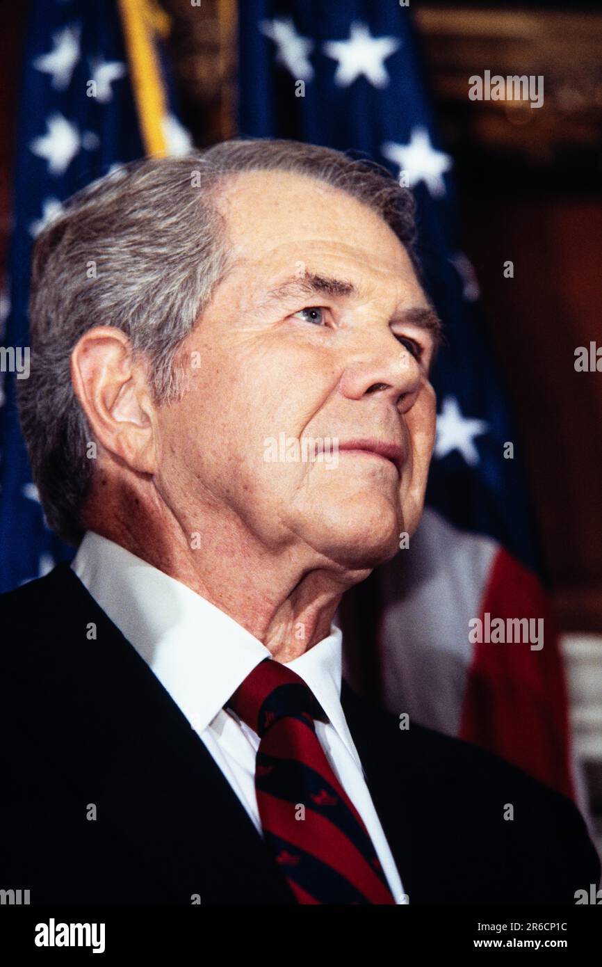 Washington, États-Unis. 11 juin 1997. Le révérend Pat Robertson, spécialiste du televangelist, annonce que l'ancien secrétaire à l'intérieur Don Hodel, à droite, le remplacera à titre de président de la coalition chrétienne lors d'une conférence de presse à Capitol Hill, 11 juin 1997, à Washington Il a également annoncé que le représentant Randy Tate deviendra le nouveau directeur exécutif du groupe des lobbyistes. Crédit : Richard Ellis/Richard Ellis/Alay Live News Banque D'Images