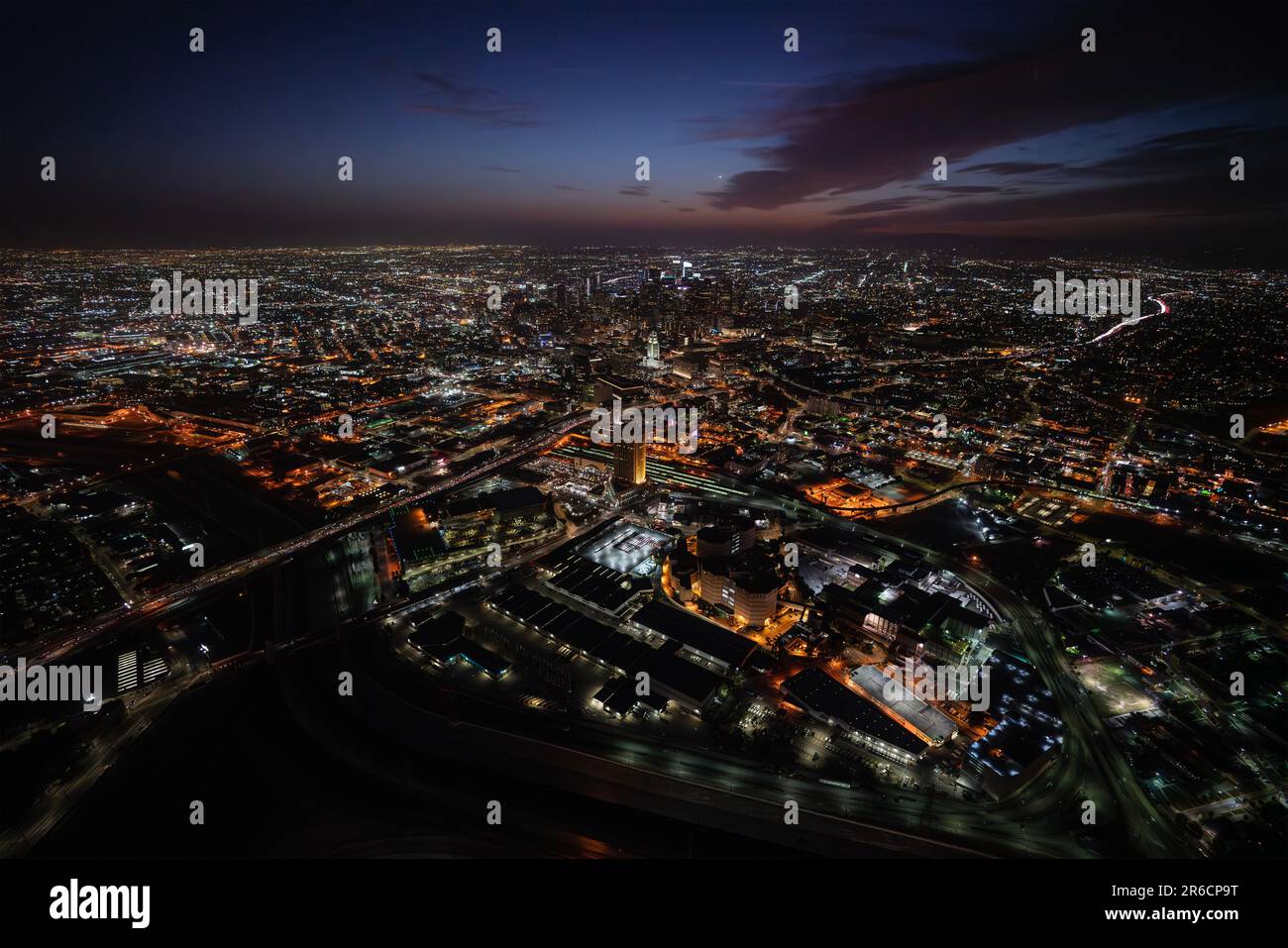 Vue aérienne de nuit vers le centre-ville urbain de Los Angeles en Californie du Sud. Banque D'Images