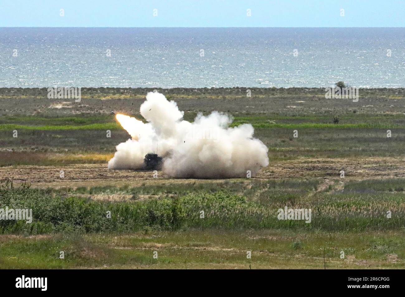 Roumanie. 6th juin 2023. Un système de lancement multiple de M270 lance-roquettes lors du lancement de Sabre Guardian 23 sur le site de formation de Capul Midia en Roumanie, au 6 juin 2023. L'exercice multinational vise à accroître la capacité des pays participants à mener des opérations militaires à spectre complet. Crédit : États-Unis Armée/ZUMA Press Wire Service/ZUMAPRESS.com/Alamy Live News Banque D'Images