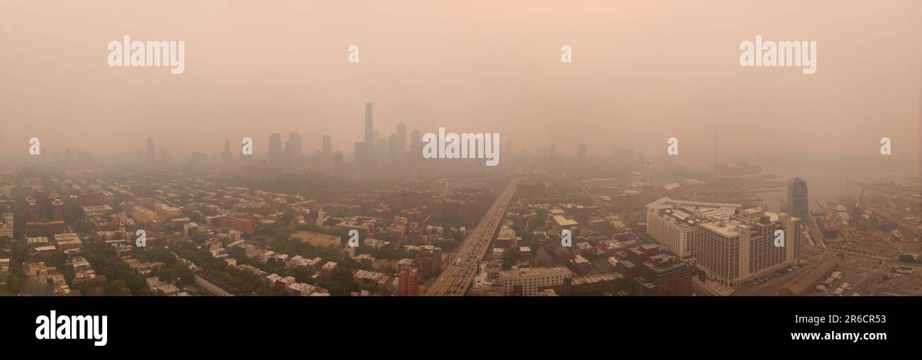 Fumée au feu de forêt au-dessus de la ville de New York 2023 Banque D'Images