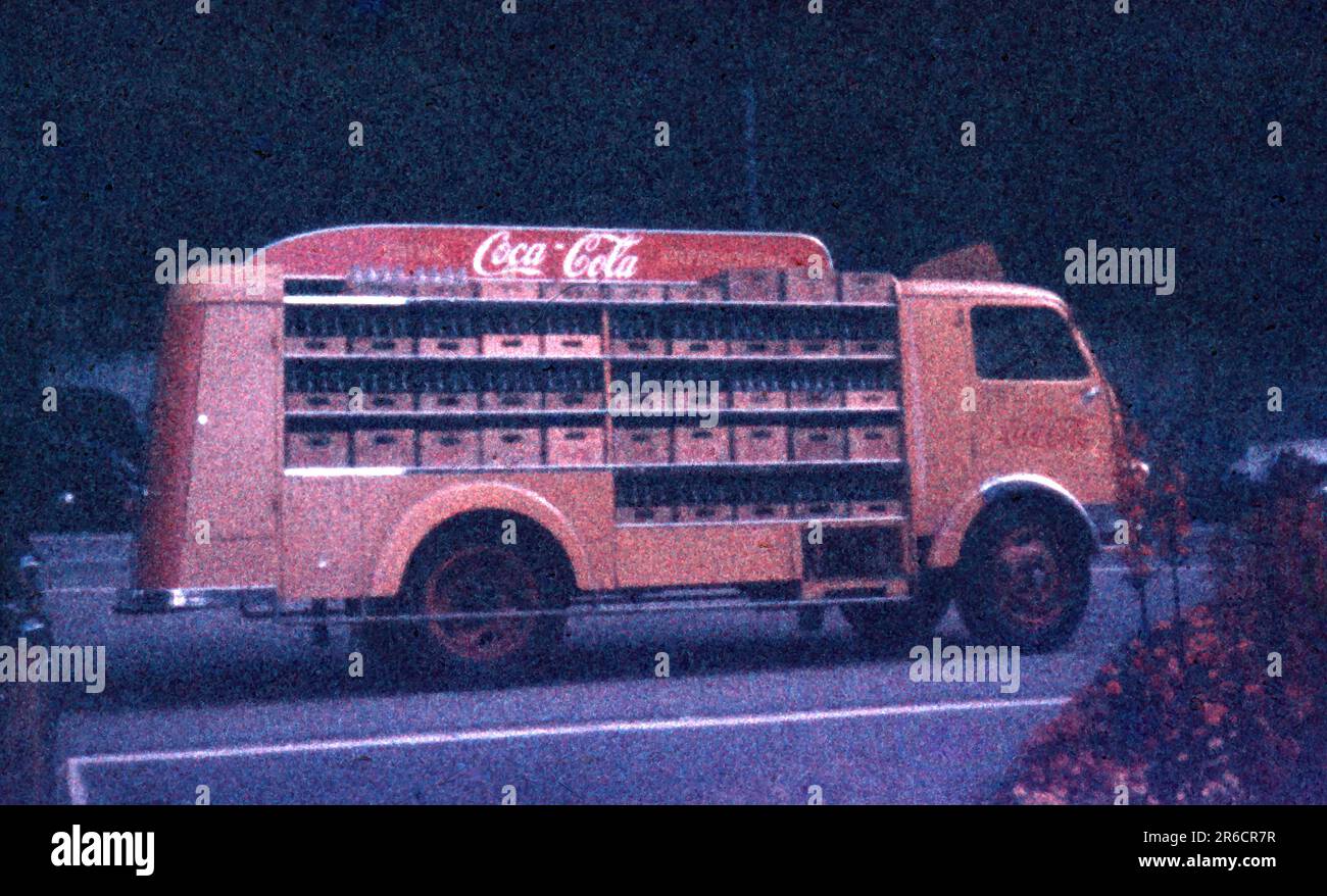 1950s camion de livraison européen Coco-Cola chargé de bouteilles Banque D'Images