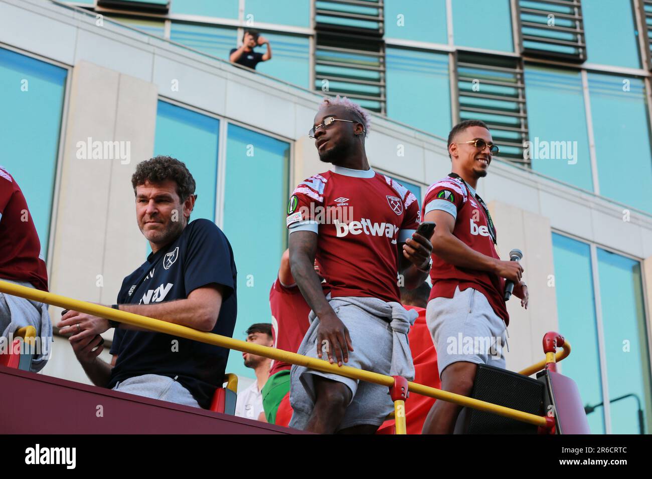 Londres, Royaume-Uni. 08 juin 2023. West Ham United Trophy Parade après avoir remporté la Europa Conference League. Les joueurs et les fans de West Ham célèbrent leur victoire de la Ligue des conférences Europa avec un défilé de bus à toit ouvert dans l'est de Londres jeudi soir. Credit: Waldemar Sikora/Alay Live News Banque D'Images