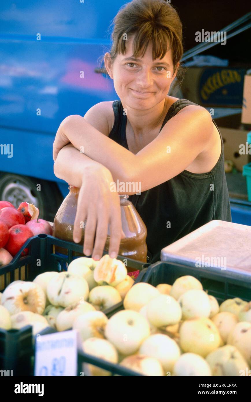 Femme vendant des produits sur le marché d'un agriculteur à Klaipeda, en Lituanie Banque D'Images