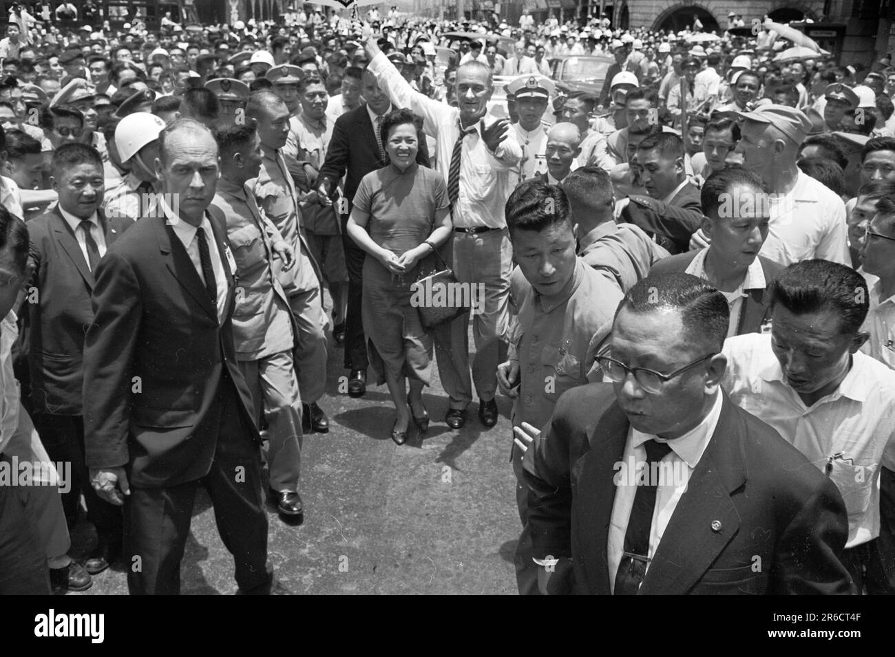 ÉTATS-UNIS Le vice-président Lyndon B. Johnson salue les foules, Taipei, Formosa, Thomas J. O'Halloran, États-Unis Collection de photographies du magazine News & World Report, 14 mai 1961 Banque D'Images