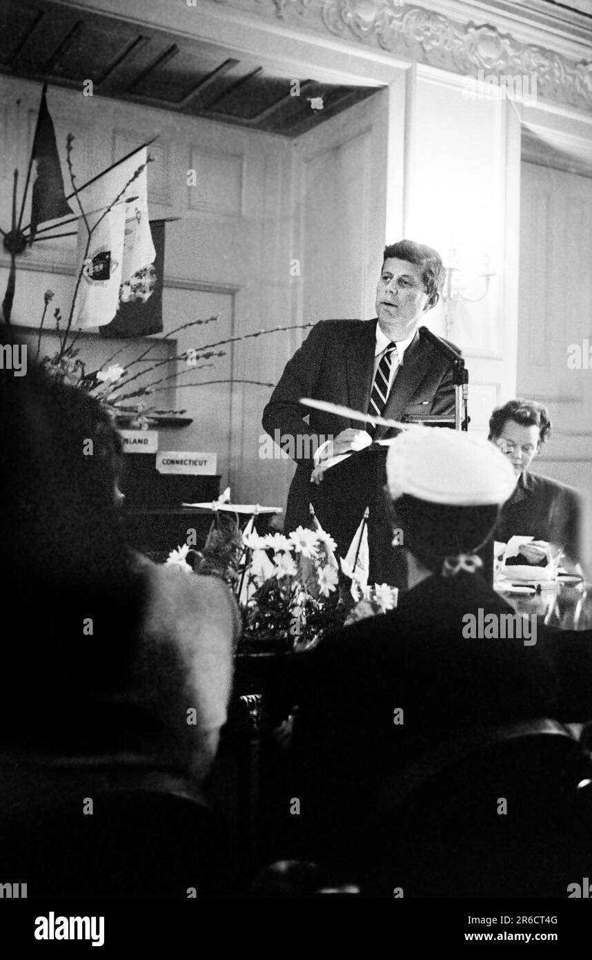 ÉTATS-UNIS Le sénateur John F. Kennedy s'exprimant au déjeuner du Women's National Democratic Club, Washington, D.C., États-Unis, Marion S. Trikosko, ÉTATS-UNIS Collection de photographies du magazine News & World Report, 13 mars 1958 Banque D'Images