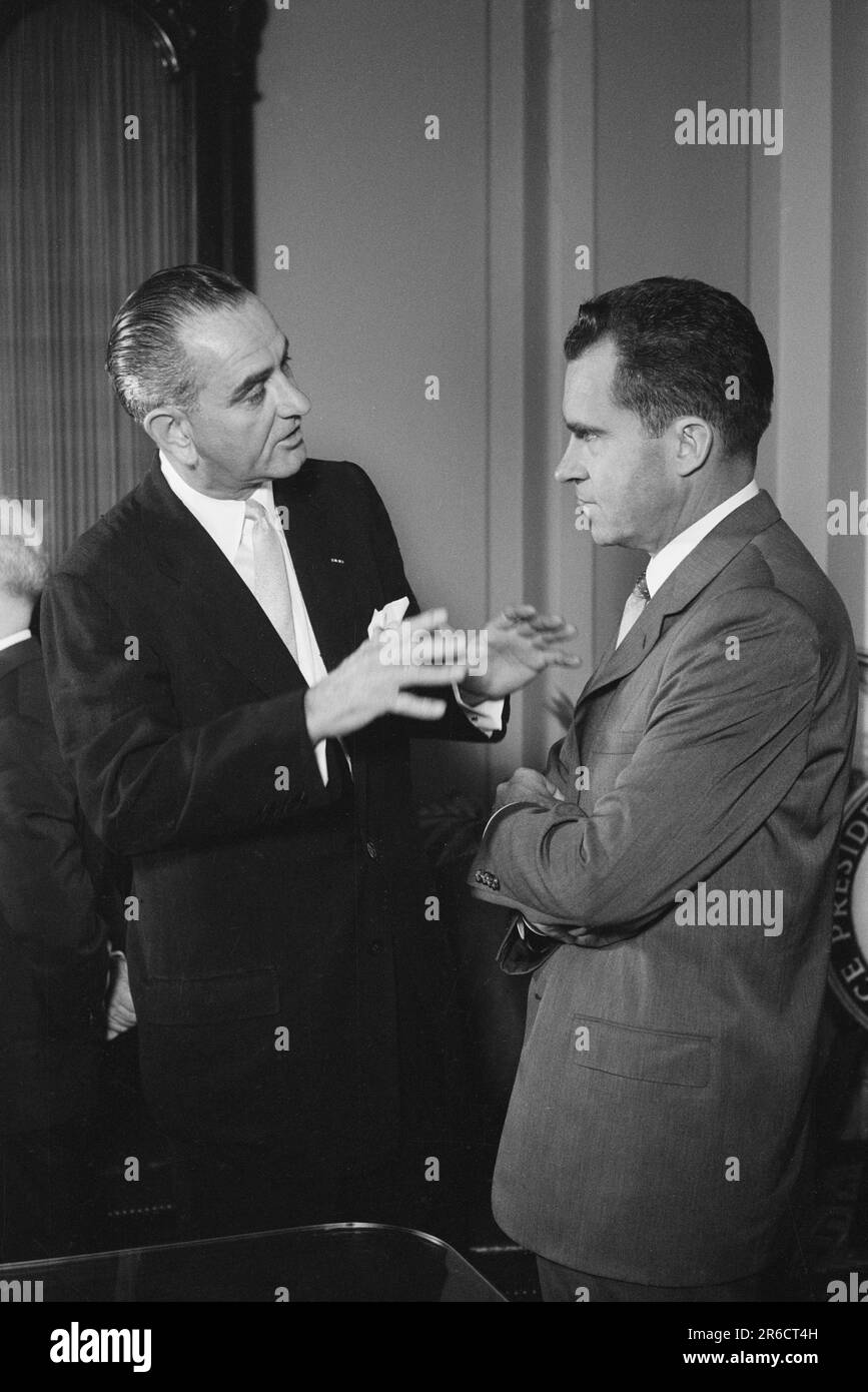 ÉTATS-UNIS Le sénateur Lyndon Johnson parle avec les États-Unis Vice-président Richard Nixon, Washington, D.C., États-Unis, Warren K. Leffler, ÉTATS-UNIS Collection de photographies du magazine News & World Report, 29 juillet 1958 Banque D'Images
