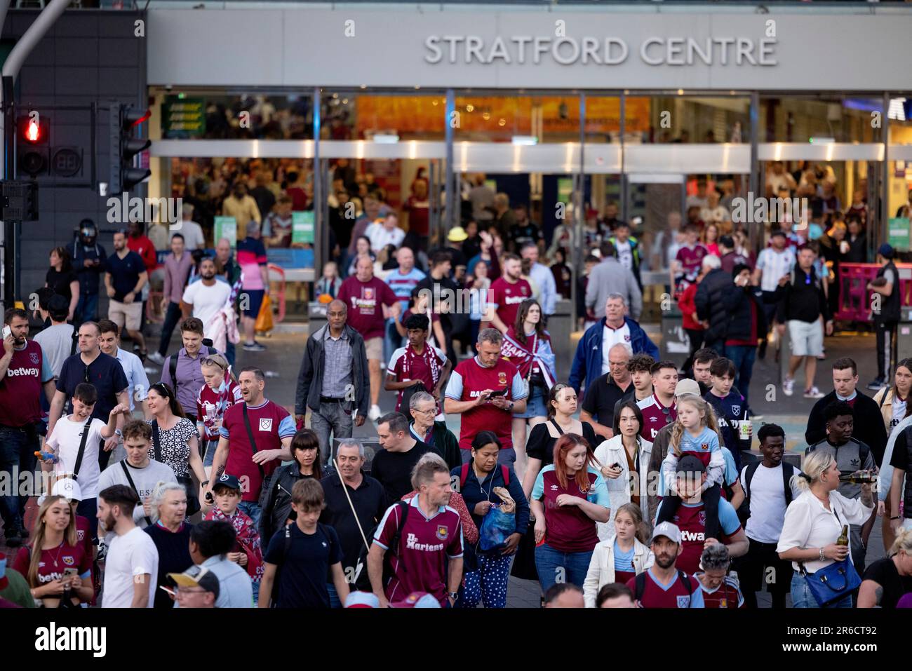 Londres, Royaume-Uni. 08th juin 2023. Les fans de football de West Ham United sont vus partir après le défilé de célébration à Stratford. Les fans de football de West Ham United pack Streets à l'est de Londres célèbrent la victoire de l'Europa Conference League. C'est le premier grand trophée européen pour le jambon de l'Ouest Uni depuis 58 ans. Crédit : SOPA Images Limited/Alamy Live News Banque D'Images