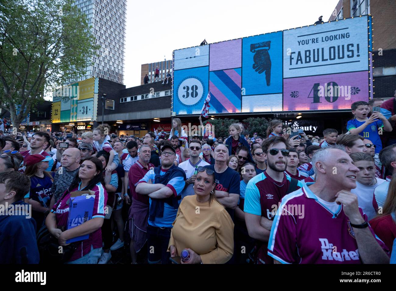 Londres, Royaume-Uni. 08th juin 2023. Les fans de football de West Ham United sont vus à la destination finale du défilé de célébration à Stratford. Les fans de football de West Ham United pack Streets à l'est de Londres célèbrent la victoire de l'Europa Conference League. C'est le premier grand trophée européen pour le jambon de l'Ouest Uni depuis 58 ans. (Photo de Hesther ng/SOPA Images/Sipa USA) crédit: SIPA USA/Alay Live News Banque D'Images