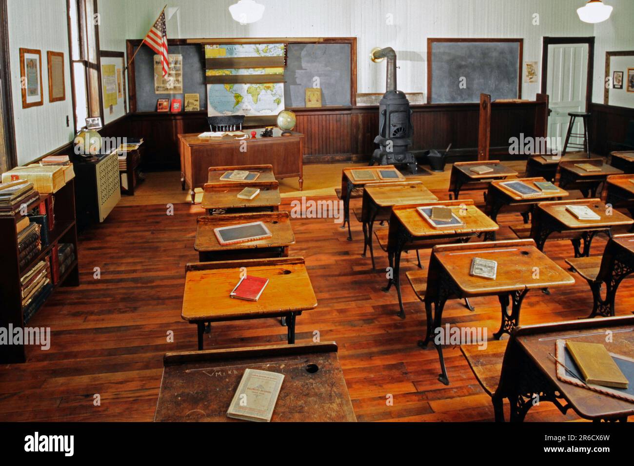 Salle de classe du 19th siècle avec bureaux en bois, poêle à charbon et manuels d'époque situés dans la ville d'Alabama USANo Banque D'Images