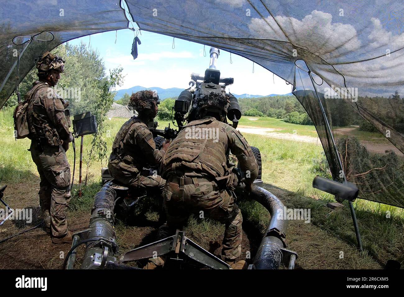 ÉTATS-UNIS Les parachutistes de l'armée affectés à la batterie A, 4th Bataillon, 319th Régiment aéroporté d'artillerie de campagne, 173rd Brigade aéroportée, ont installé un obusier M119A3 pour le feu pendant l'exercice de grève Adriatique à Pocek Range à Postojna, Slovénie, 7 juin 2023. La brigade s'entraîne régulièrement aux côtés des alliés et des partenaires de l'OTAN pour renforcer les relations et renforcer l'alliance. La Brigade aéroportée de 173rd est la U.S. Force d'intervention d'urgence de l'armée en Europe, capable de projeter des forces prêtes n'importe où aux États-Unis Domaines de responsabilité des commandements européens, africains ou centraux (États-Unis Photo de l'armée par Paolo Bov Banque D'Images