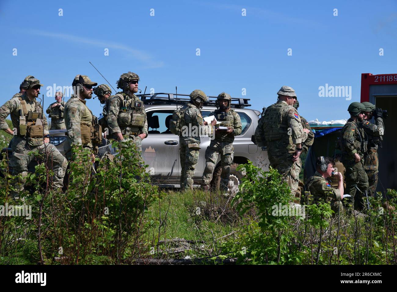 Des forces militaires multinationales observent la zone de Pocek Range, Popojna, Slovénie, 7 juin 2023, Pendant dans le cadre de l'exercice Adriatique grève 2023. L'intégration air-sol vise à fournir un environnement multilatéral aux forces participantes pour exercer et appliquer des techniques, tactiques et procédures normalisées dans un cadre réaliste. Des forces militaires multinationales et des moyens aériens de 30 pays alliés et partenaires de l'OTAN participent à l'exercice Adriatic Strike 2023 en Slovénie. (É.-U. Photo de l'armée par Paolo Bovo) Banque D'Images