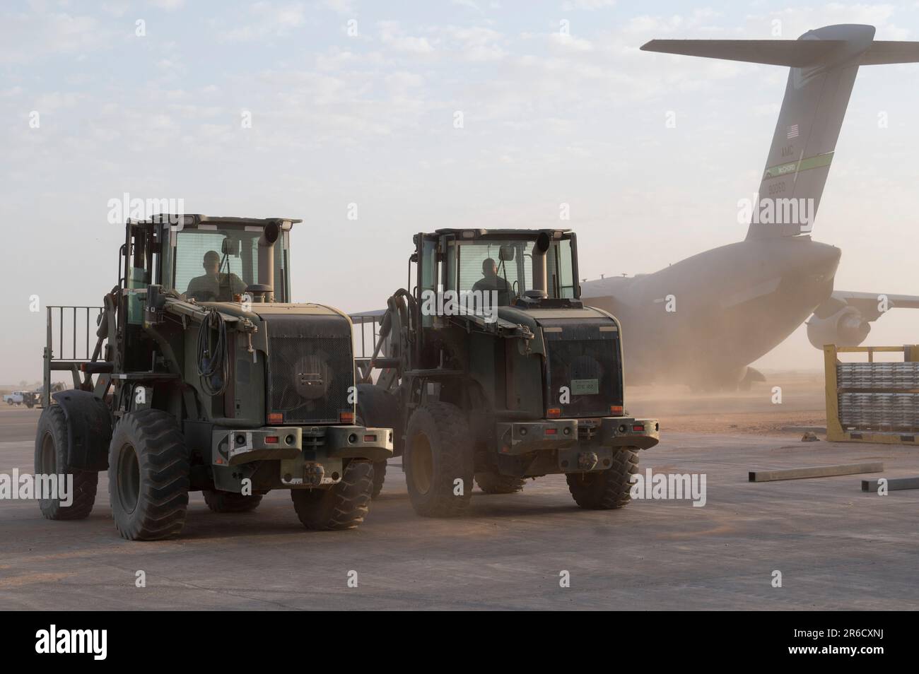 ÉTATS-UNIS Les aviateurs de la Force aérienne affectés au vol de préparation logistique de l'escadron 724th de la base aérienne expéditionnaire se préparent à décharger la cargaison d'un C-17 Globemaster III à la base aérienne 201, Niger (26 avril 2023). 724th le LRF de l'EABS comporte de nombreuses sections comme l'entretien des véhicules, le centre d'exploitation des terminaux aériens et le transport terrestre. (É.-U. Photo de la Force aérienne par le premier Airman Marcus Hardy-Bannerman) Banque D'Images