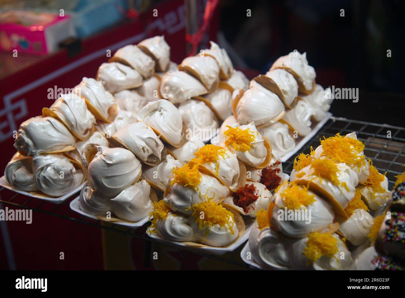 Kanom Bueng ou crêpes thaïlandaises avec diverses garnitures telles que crème anglaise, crème blanche sucrée fils de jaune d'œuf ou crevettes hachées salées sur la poêle. Banque D'Images